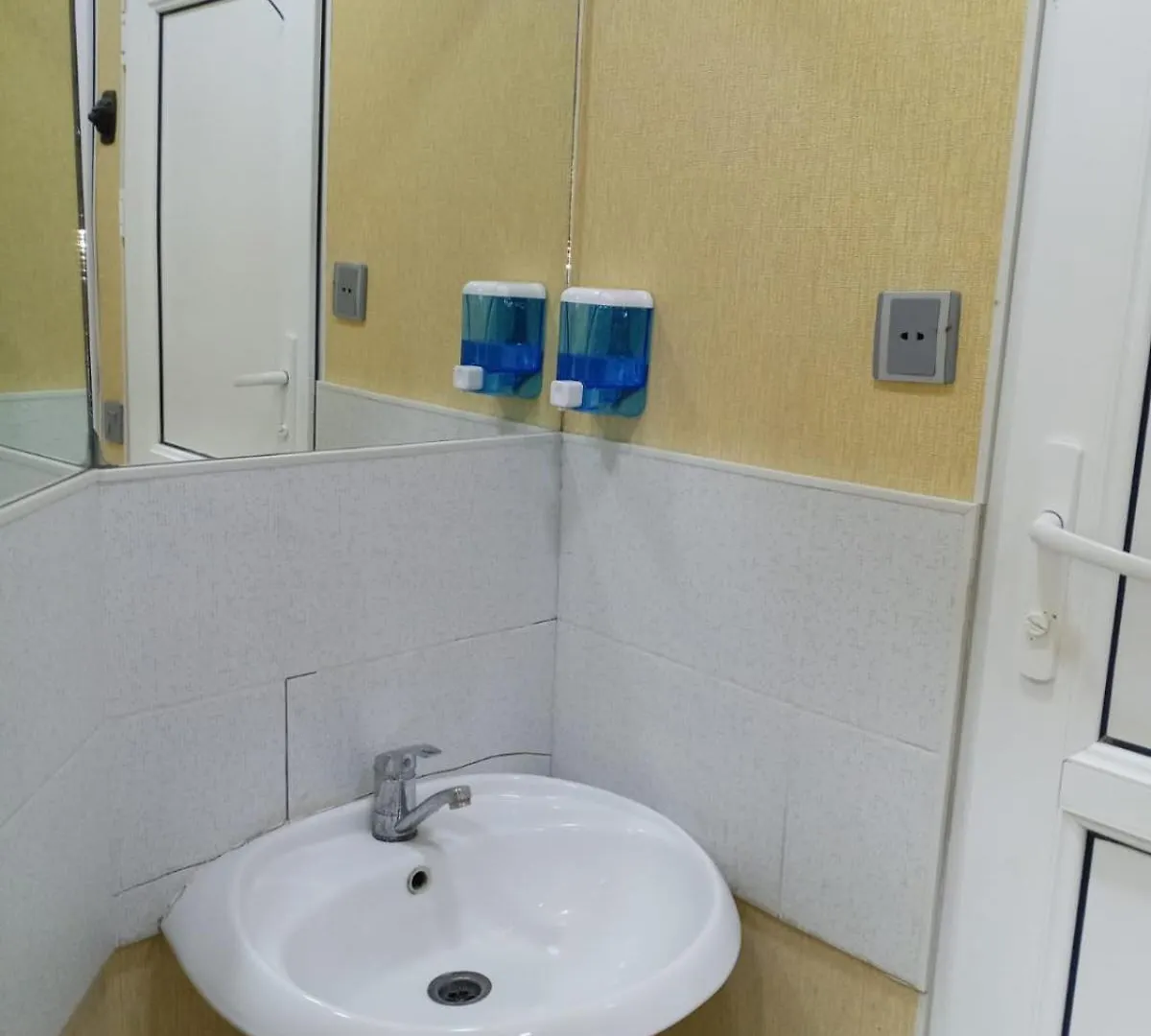 Cth-Baku-Hostel